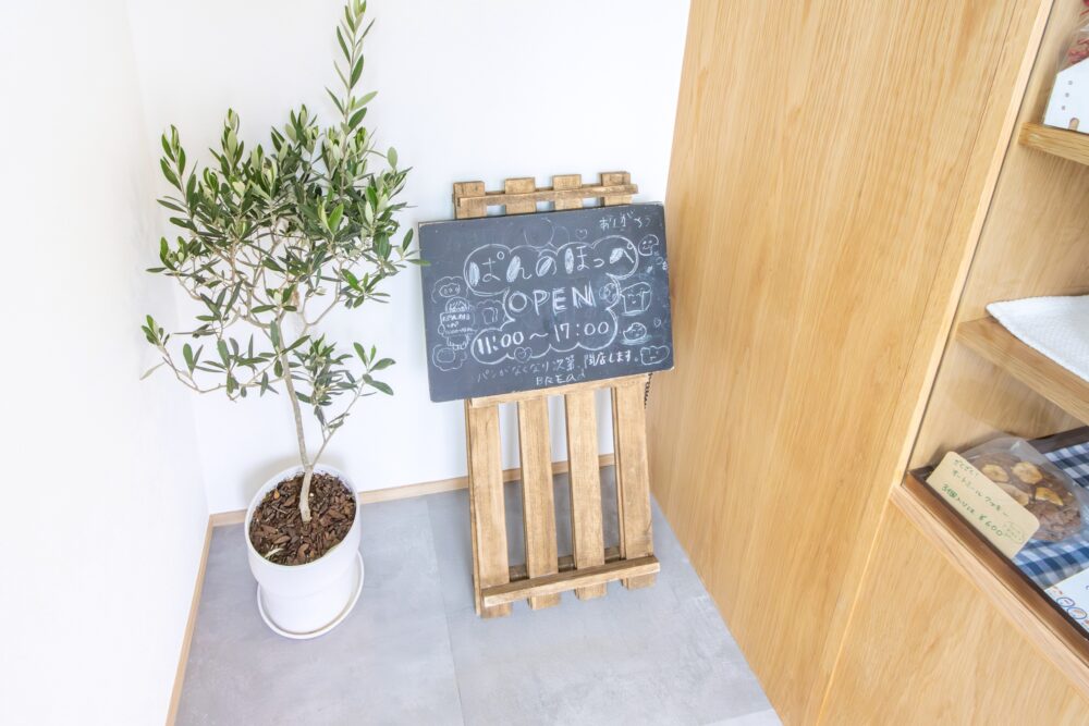 トレーラーハウスのパン屋内観